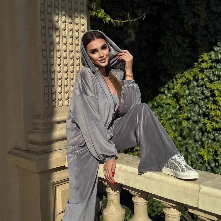 Kvinneløs stylish fløyels loungewear sett med cropped topp og komfortable bukser Skjora