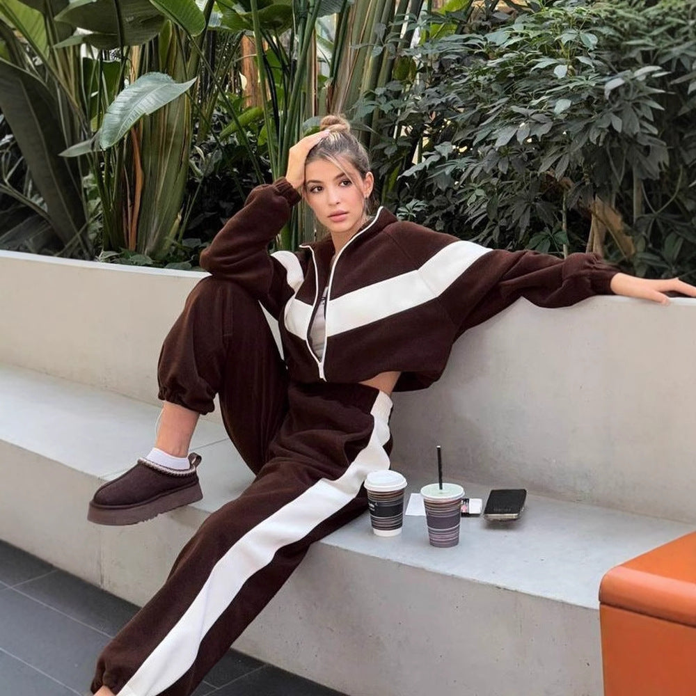 Kvinnelig sporty fleece treningsdrakt med ståkrage og sidestriper Skjora