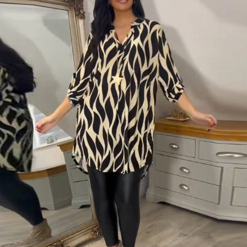 Dame blusekjole med moderne grafisk design og asymmetrisk kant Skjora