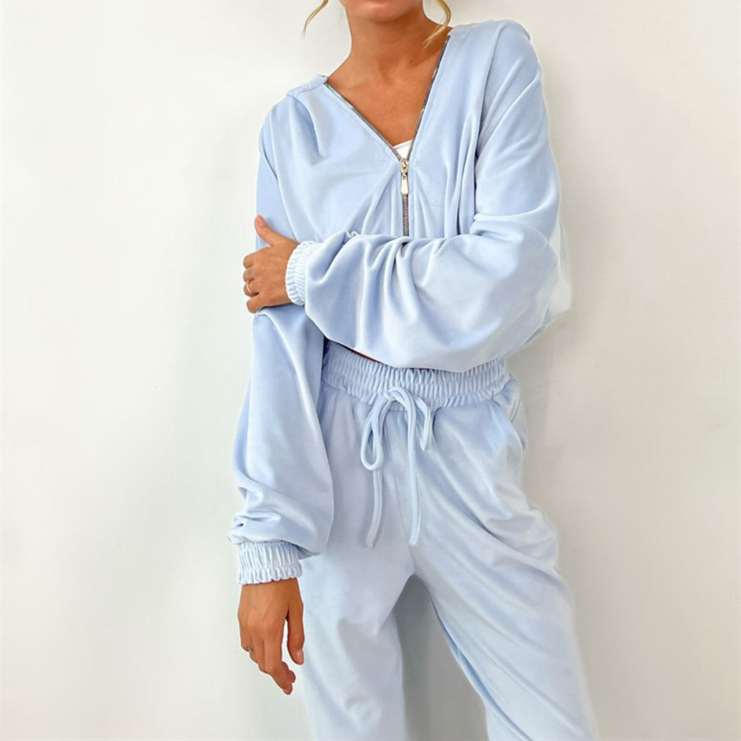 Kvinnelig sporty velour joggedress med hette og glidelås Skjora