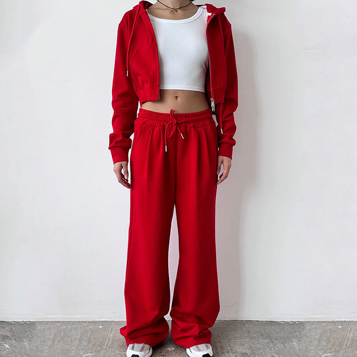 Kvinnens cropped hettegenser og løse joggebukser i minimalistisk design