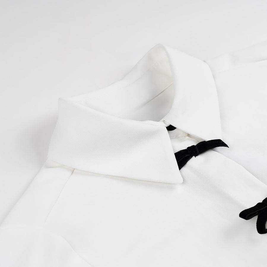 Kvinnens klassiske bluse med dekorative knuter og elegante detaljer Skjora