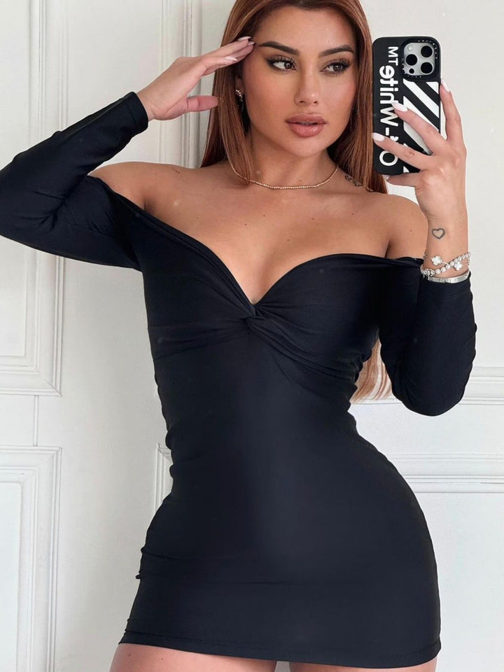 Dame Figurtilpasset kjole med Off-Shoulder design og innviklet utseende Skjora