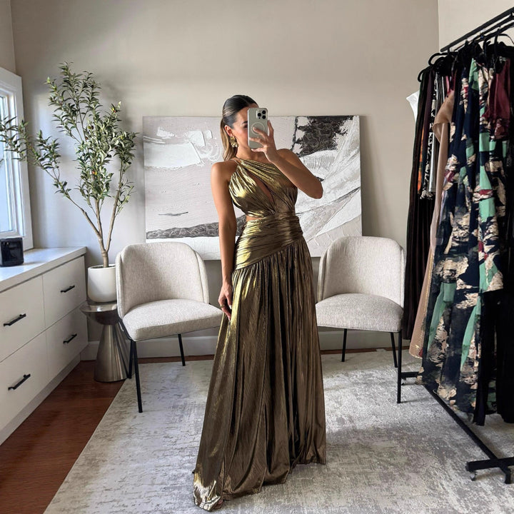 Kvinnens glamorøse omslagskjole med en asymmetrisk silhuett og elegante utskjæringer