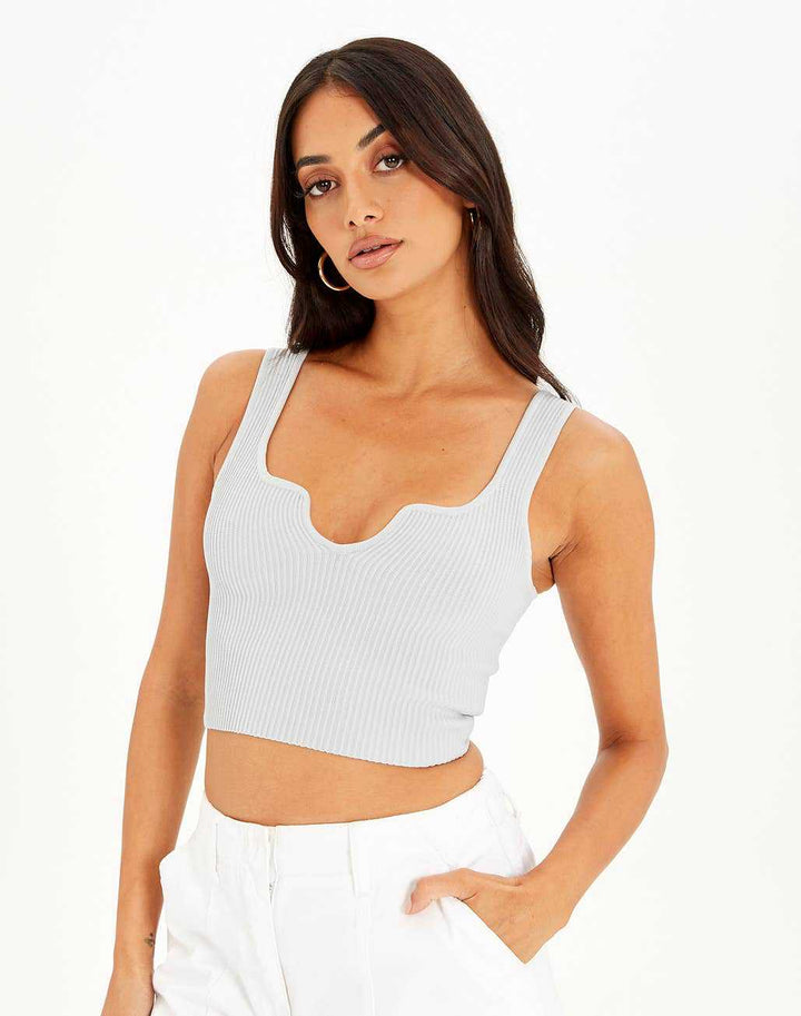 Dame Crop-top med bølget utskjæring og fin ribbestruktur Skjora