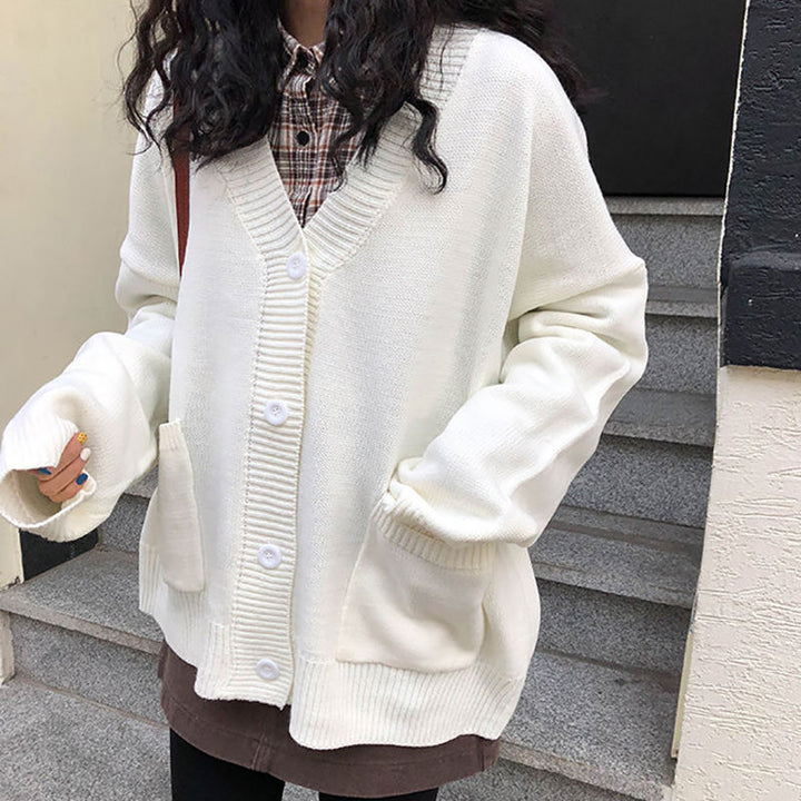 Kvinnens avslappede strikkede cardigan med dekorative knappdetaljer og oversized passform Skjora