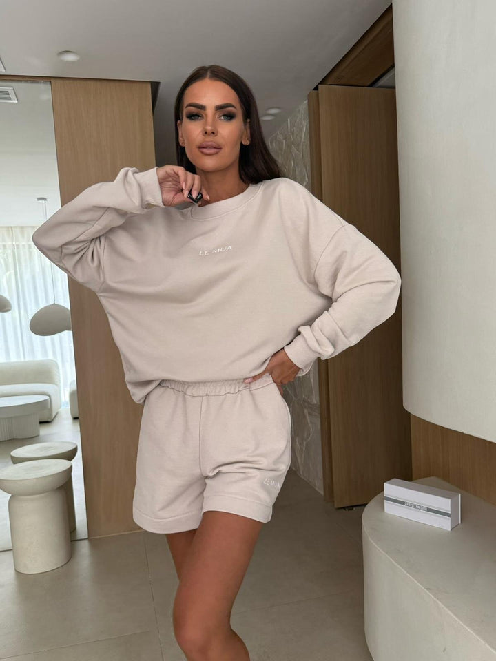 Kvinnelig casual fritidssett med oversized sweatshirt og komfortable shorts Skjora