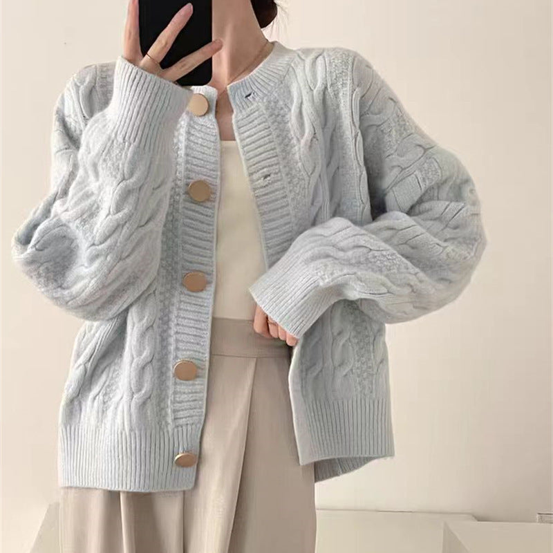 Kvinne cardigan med kabelmønster og store knappdetaljer Skjora