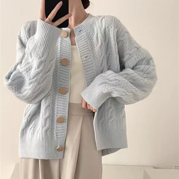 Kvinne cardigan med kabelmønster og store knappdetaljer Skjora