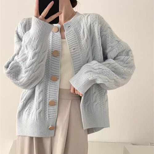 Kvinne cardigan med kabelmønster og store knappdetaljer Skjora