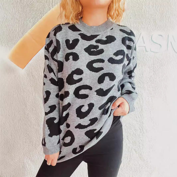 Damer komfortabel oversized genser med moderne leopardmønster og rund hals Skjora