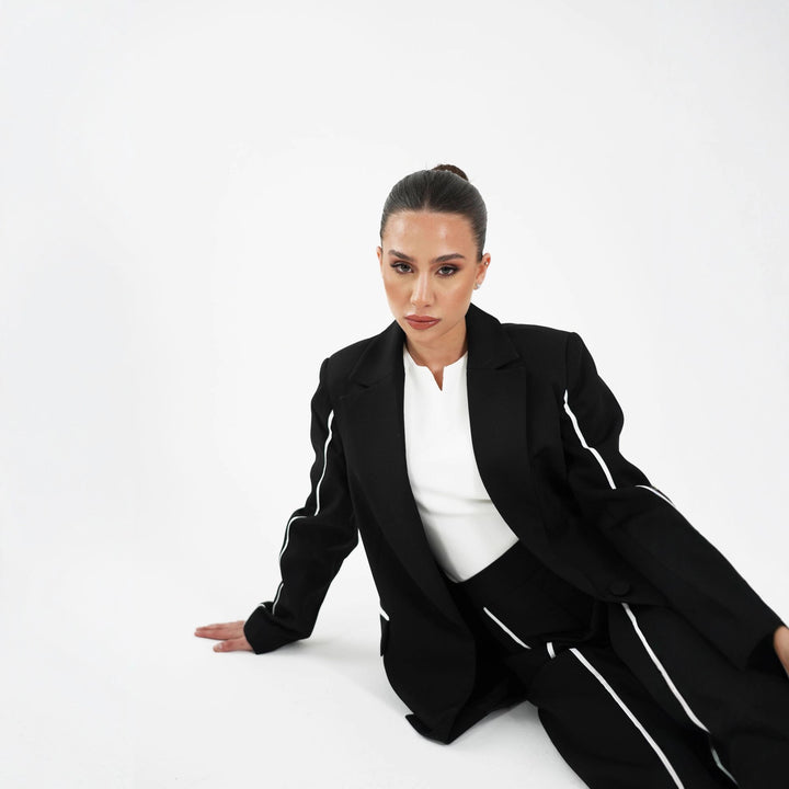 Kvinnenes elegante blazer med kontrastdetaljer Skjora