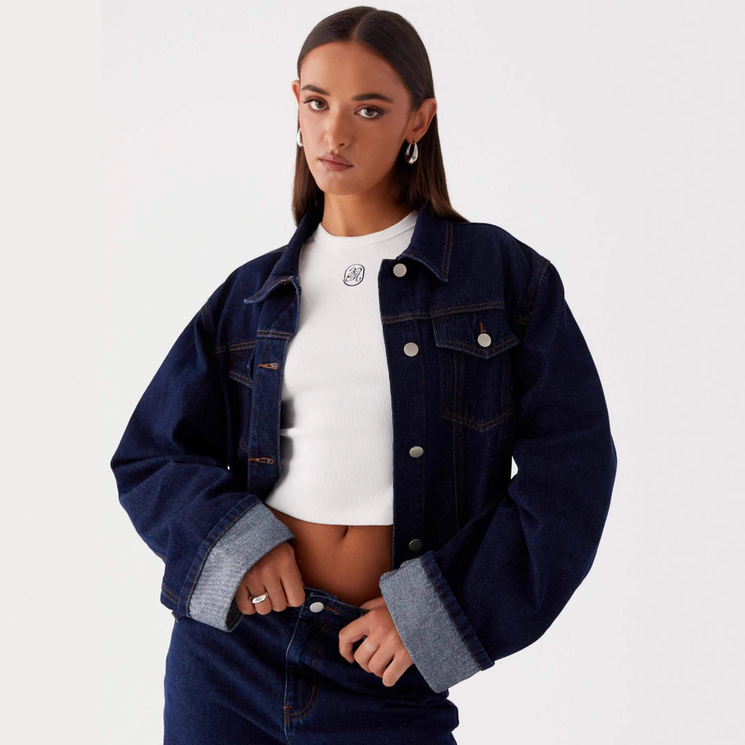 Dame trendy denimjakke i en avslappet passform med påsydde lommer og knappdetaljer Skjora