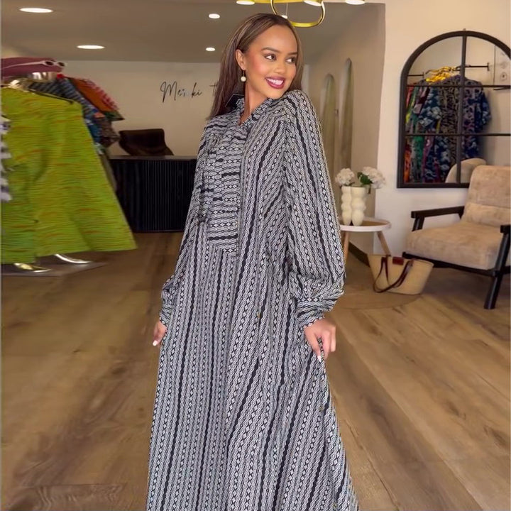 Dame Maxi Kjole med elegante volangerm og intrikat mønster Skjora