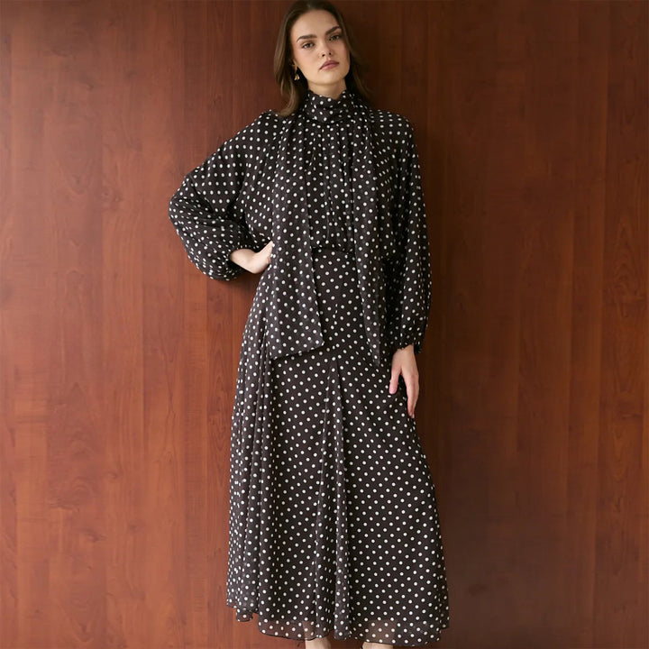 Kjole for kvinner med elegant stående krage og leken prikkete design