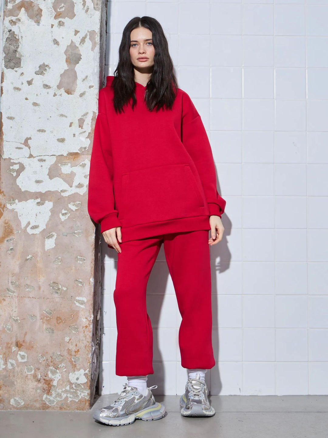 Kvinnes oversized hettegenser og komfortable joggebukser i moderne design