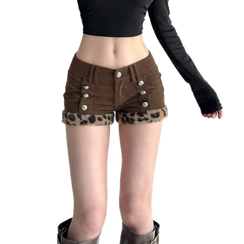 Dame shorts med elegante knappdetaljer og trendy leopardbesetning Skjora
