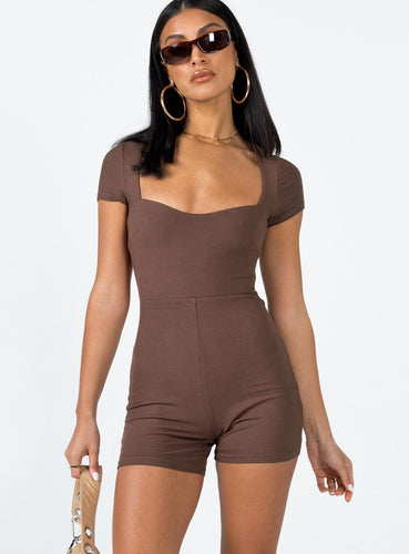 Dame figurformet jumpsuit med kvadratuhalsutskjæring og kort arm Skjora