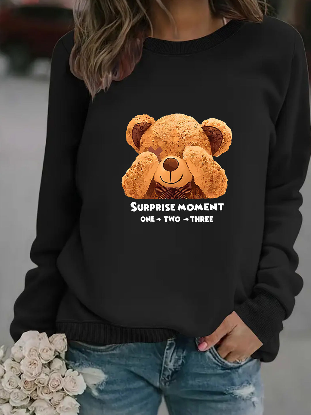 Kvinne sweatshirt med søtt bjørnedesign og moderne tekst Skjora