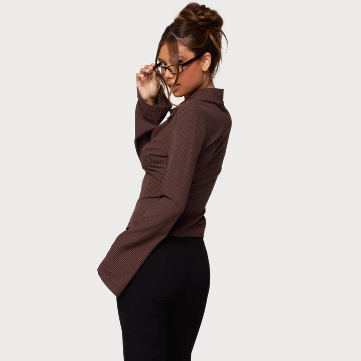 Dame ribbet-utseende bluse med elegant krage og smal passform Skjora