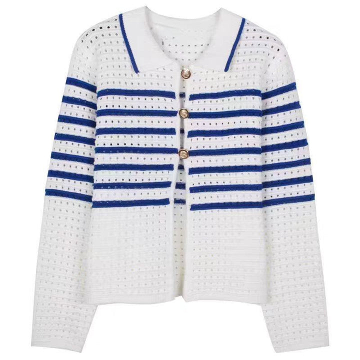 Kvinnes trendy cardigan med dekorative knapper og stripemønster Skjora