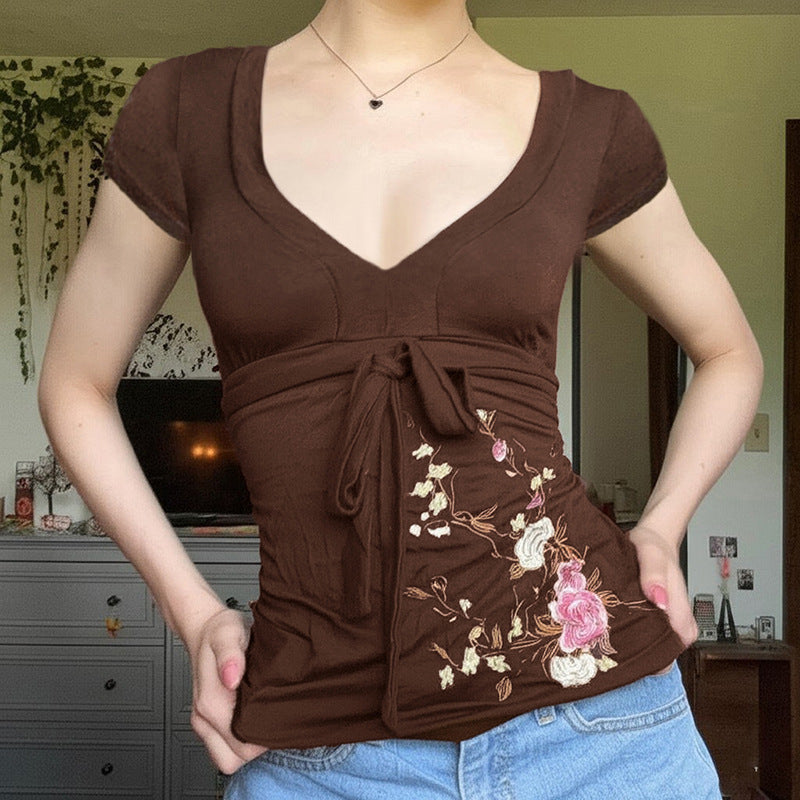 Dame pencilkjole med blomsterbroderi og draperingseffekt Skjora