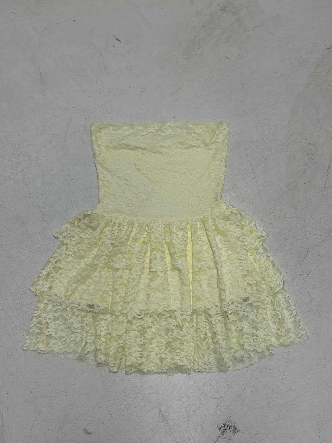 Dame blonde kjole med voluminøst skjørt og stroppeløs design Skjora