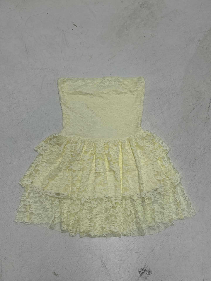 Dame blonde kjole med voluminøst skjørt og stroppeløs design Skjora