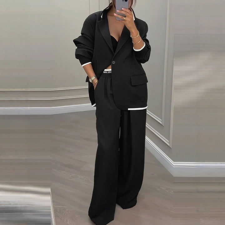 Kvinnelig elegant blazer og bukse sett med bred kutt og moderne design Skjora