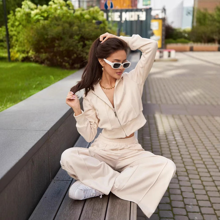 Women's sporty leisure set with cropped sweatshirt jacket and comfortable jogging pants Skjora