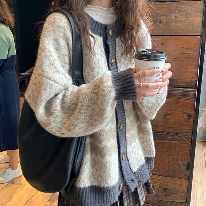 Kvinnes fashionabel cardigan i norsk stil Skjora