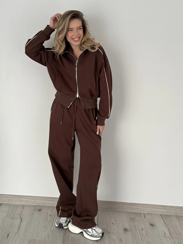 Kvinnelig trendy joggedress med stilige glidelåser og kontrasterende sømmer