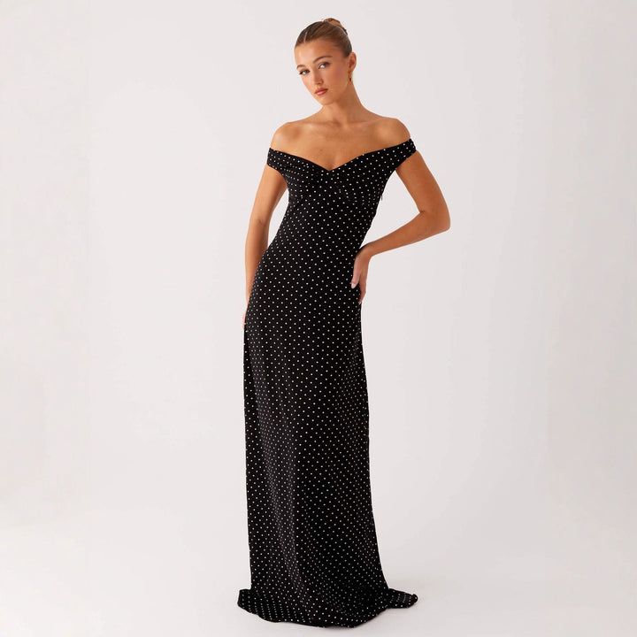 Dame kveldsdrakt med off-shoulder-design og elegant prikkemønster Skjora