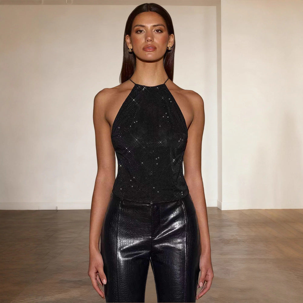 Kvinnenes glitrende topp med slank halterneck-design og glitrende detaljer Skjora