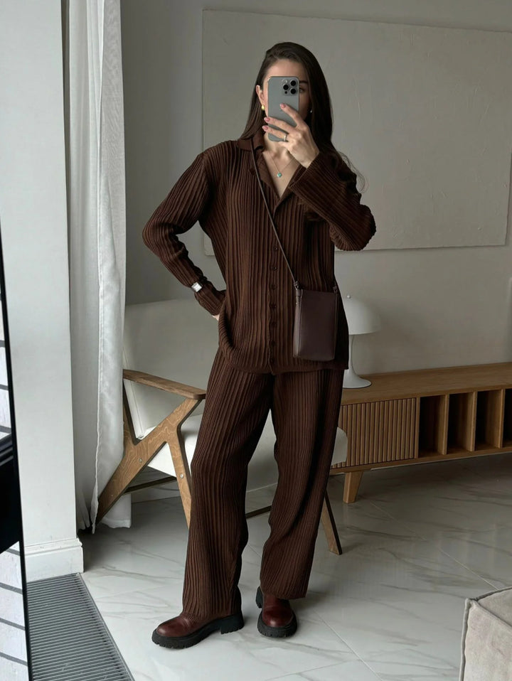 Kvinners komfortable strikkedress-sett med elegante ribbestruktur Skjora