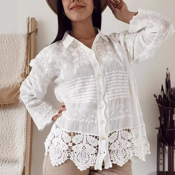 Damebluse med blomsterbroderier og dekorativt blonder Skjora