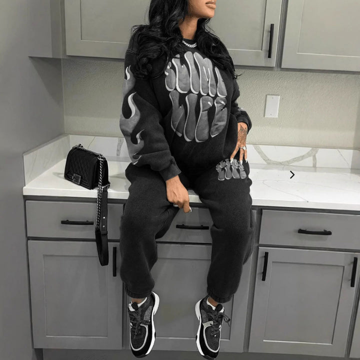 Kvinne tracksuit med trendy grafisk design og sporty passform Skjora