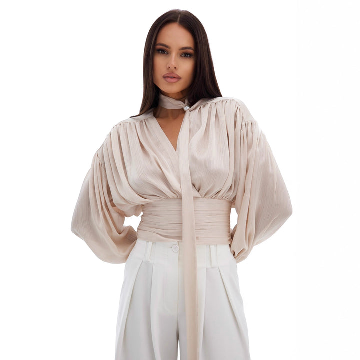 Kvinnebluse med voluminøse ermer og elegante perleknapper Skjora