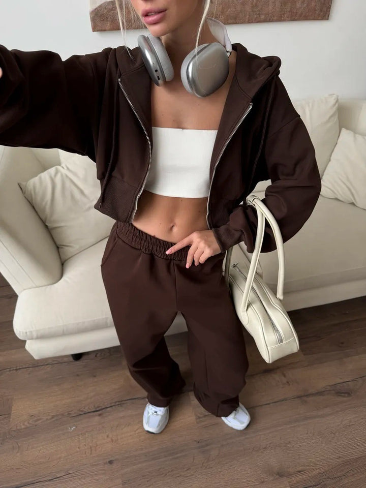 Kvinnelig cropped hettegenser og vide joggebukser sett Skjora