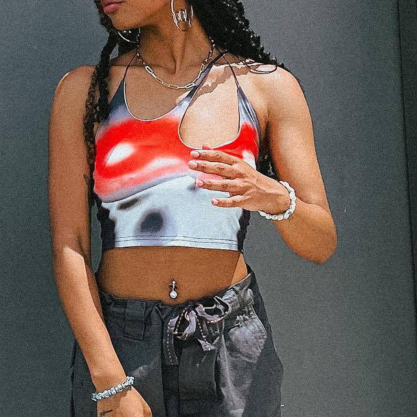 Dame Crop-Top med asymmetrisk stroppdesign og livlig grafisk trykk Skjora
