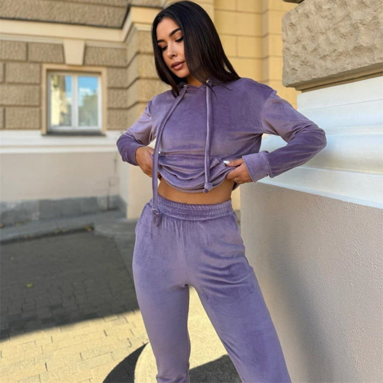 Kvinnelig elegant fløyels loungewear-sett med hette og elastiske mansjetter Skjora