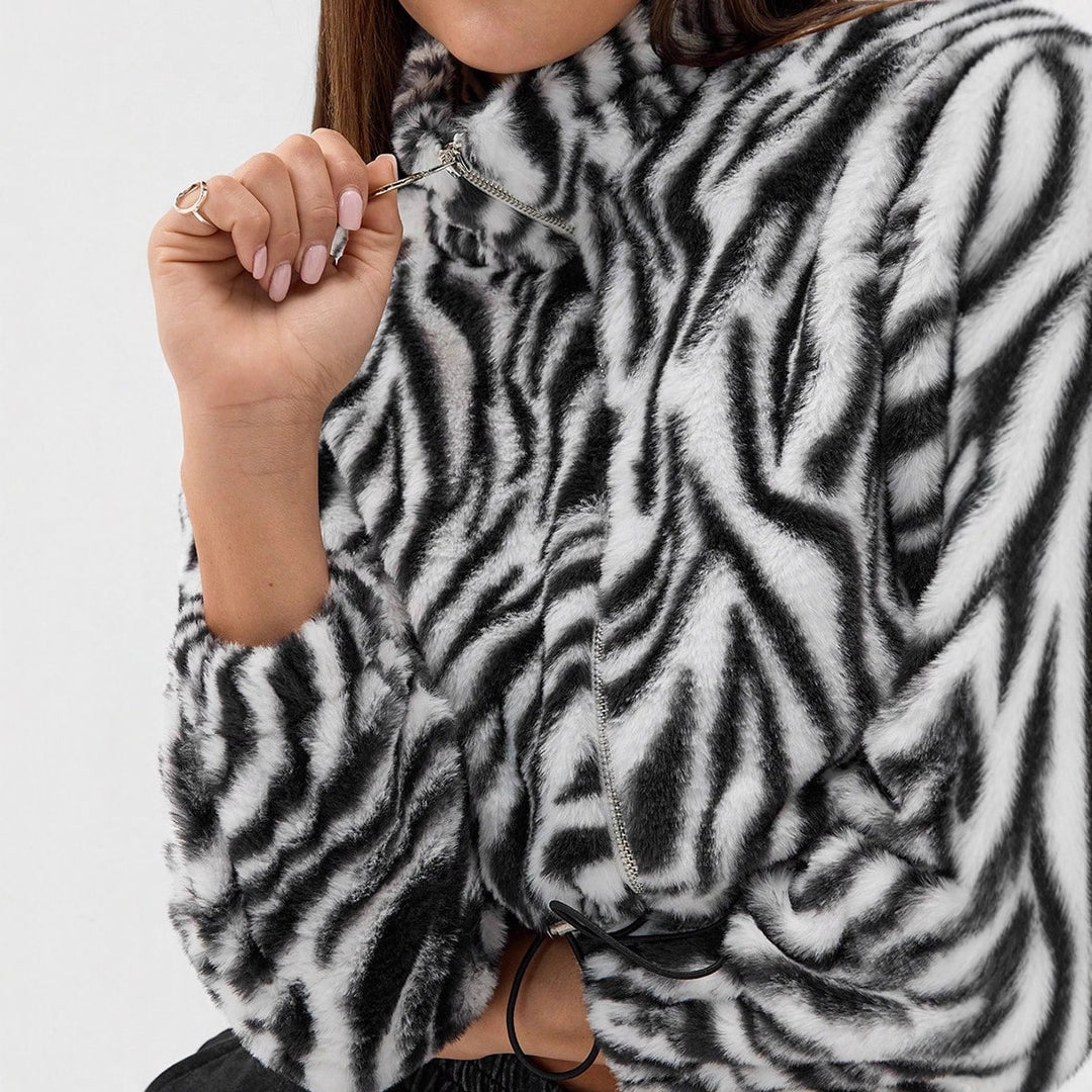 Dame cropped Fleece-jakke med moderne zebra-design og elastiske mansjetter Skjora