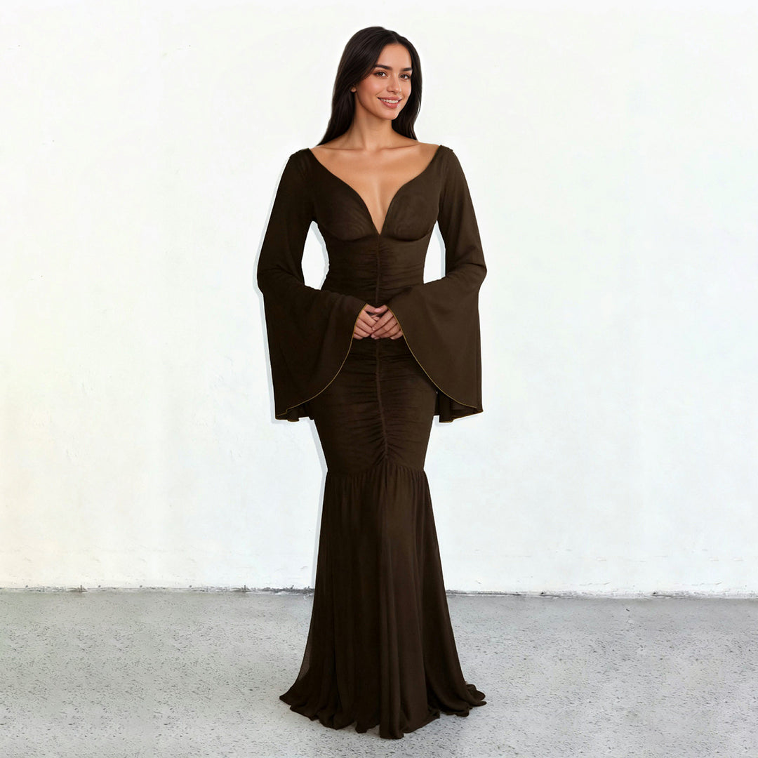 Dame elegant maxi kjole med generøse trompet ermer og raffinert cut-out Skjora