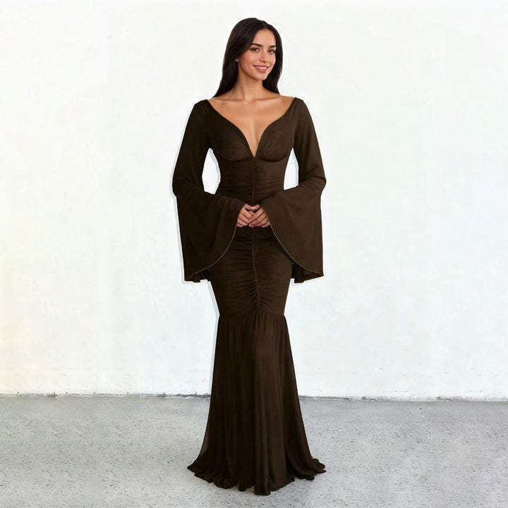 Dame elegant maxi kjole med generøse trompet ermer og raffinert cut-out Skjora