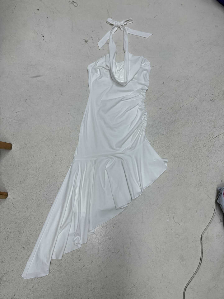Dame asymmetrisk maxikjole med elegant halter-design og volangdetaljer Skjora