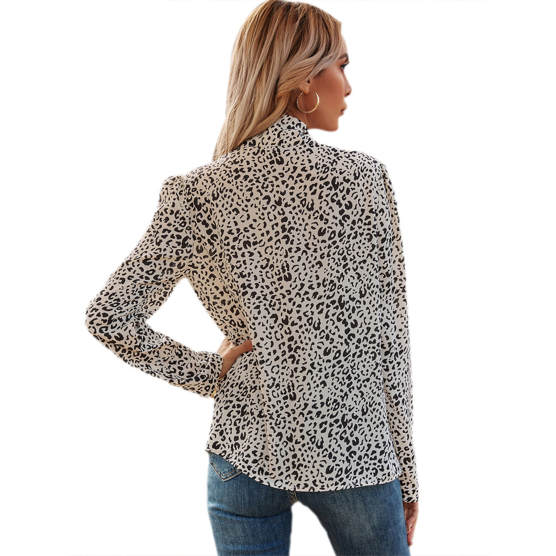 Damen elegant Bluse med volangdetaljer og edelt leopardmønster Skjora