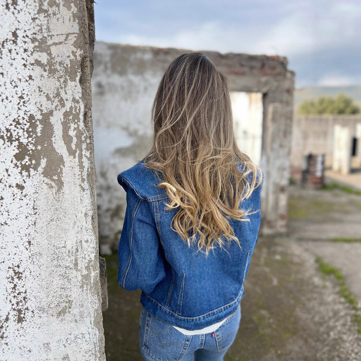Kvinne denimjakke i en moderne fasong med praktiske lommer og trendy detaljer Skjora