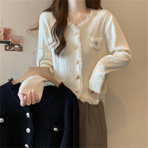 Kvinnelig komfortabel cardigan med subtile frynser og fashionable knapper