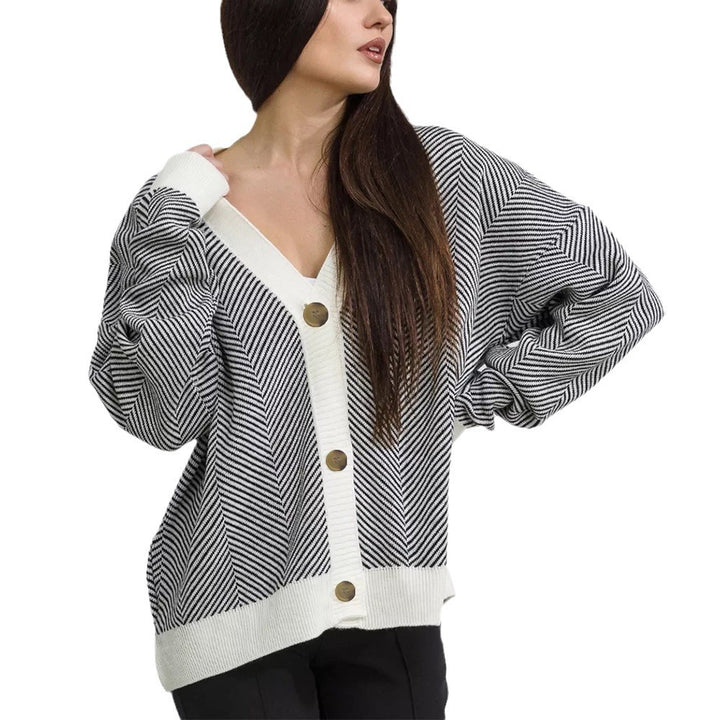 Kvinnens koselige cardigan med elegante kabelstrikk detaljer og knappelukkinger Skjora