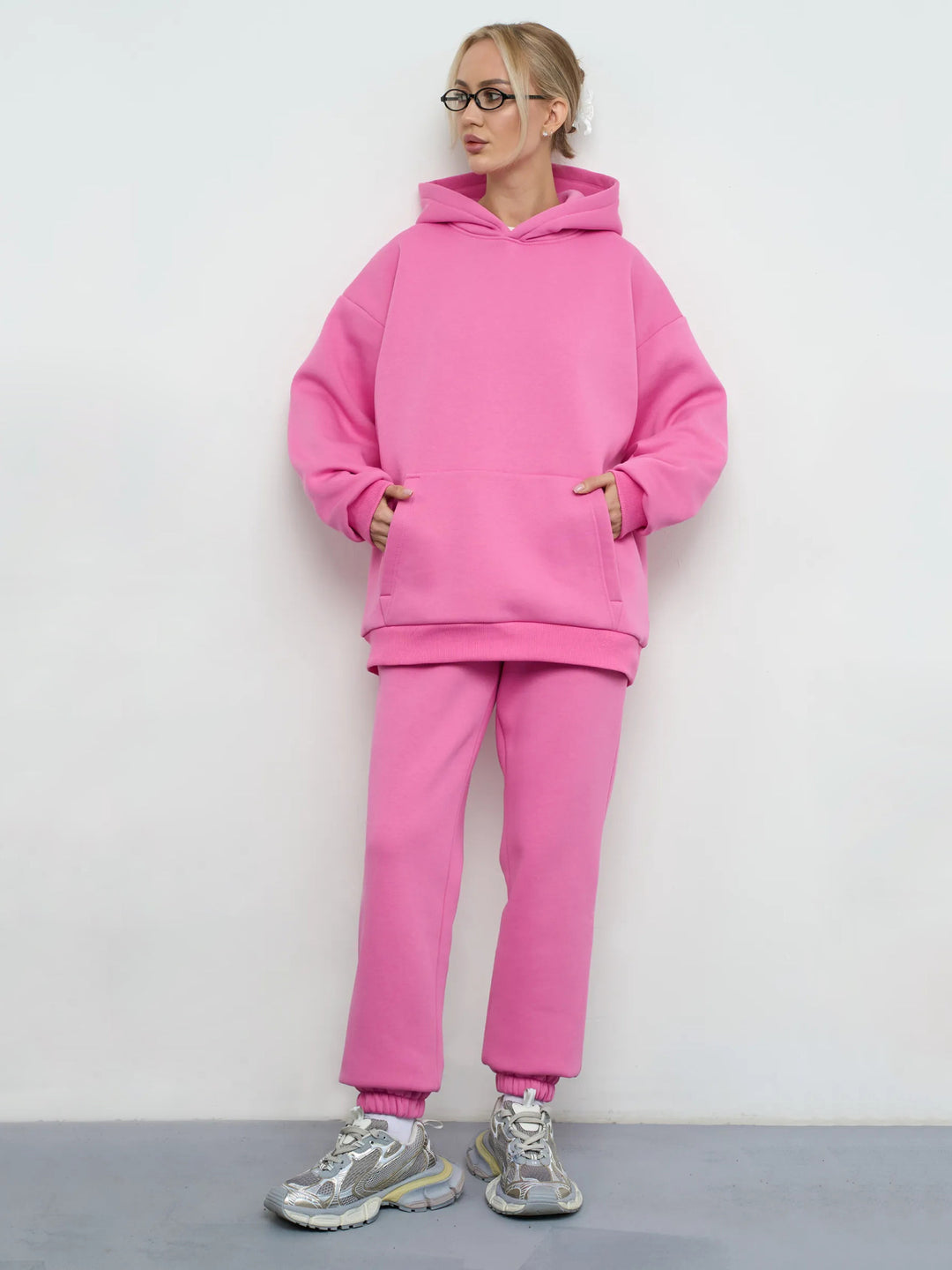 Kvinnes oversized hettegenser og komfortable joggebukser i moderne design